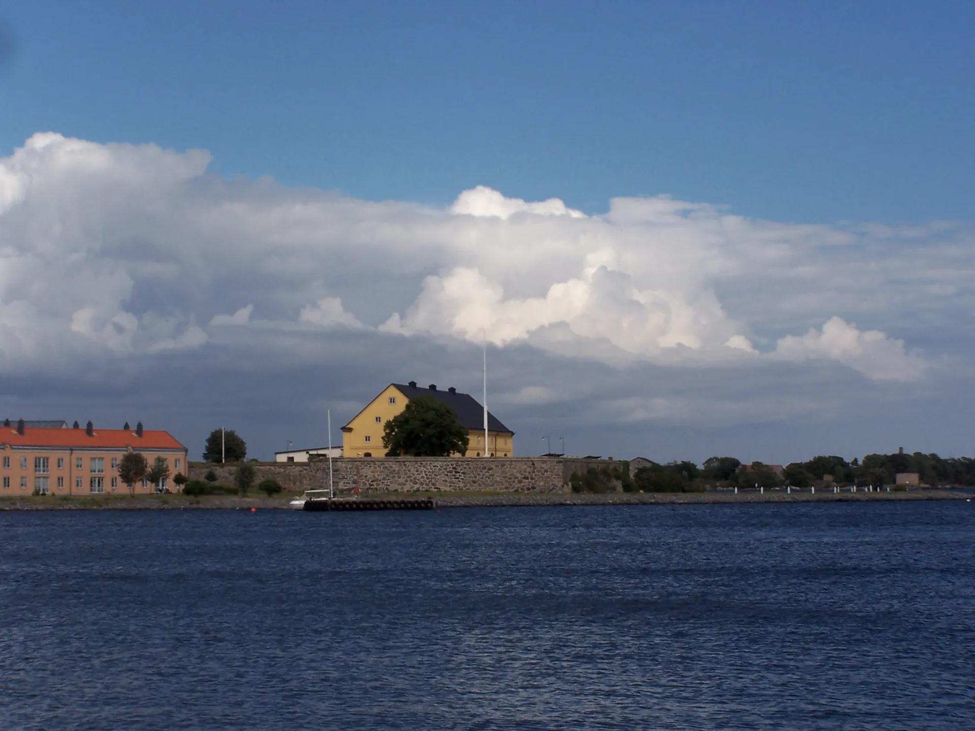 Bastion Kungshall på Stumholmen i Karlskrona, sett över vattnet