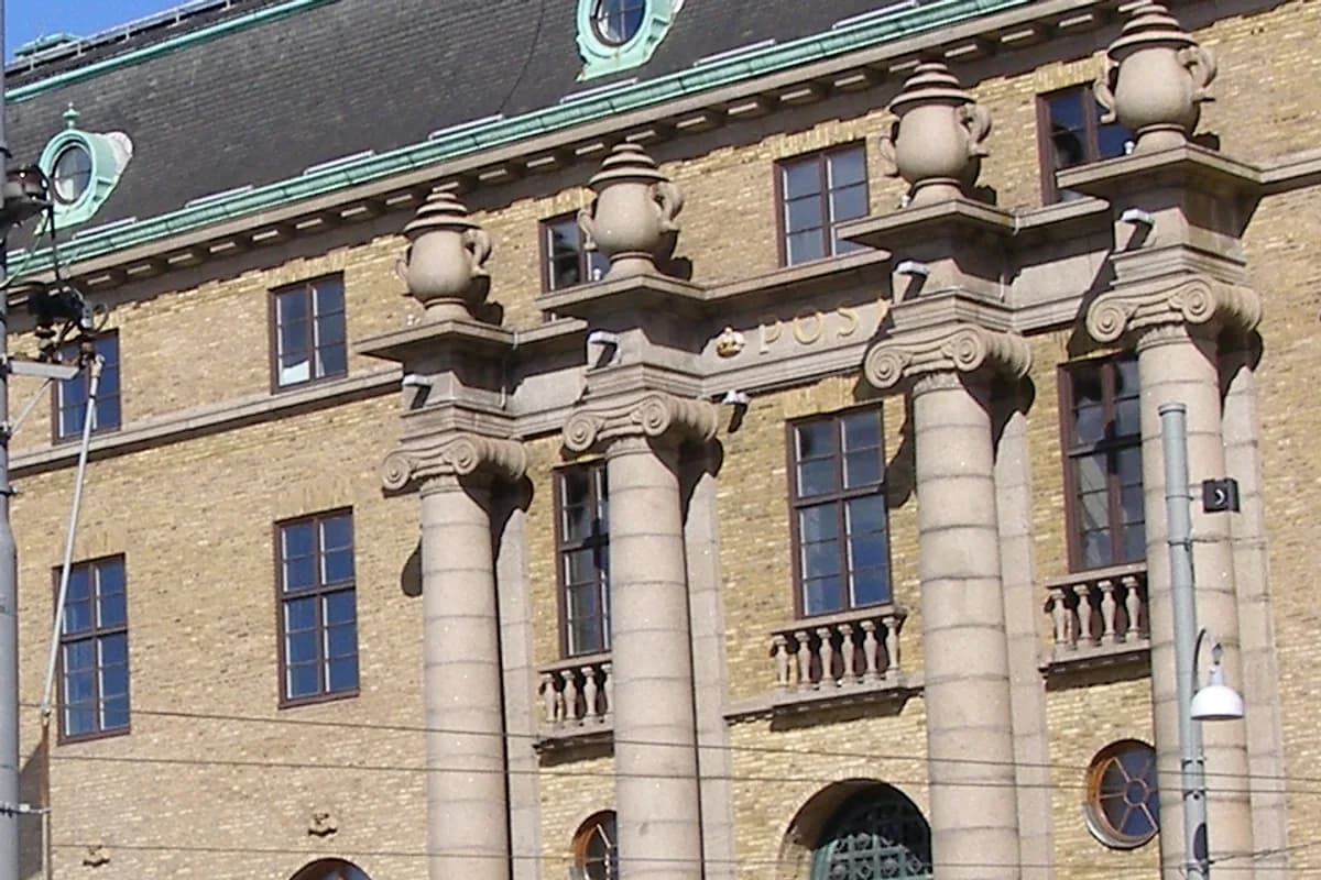 Klassisk stenfasad med kolonner och urnor