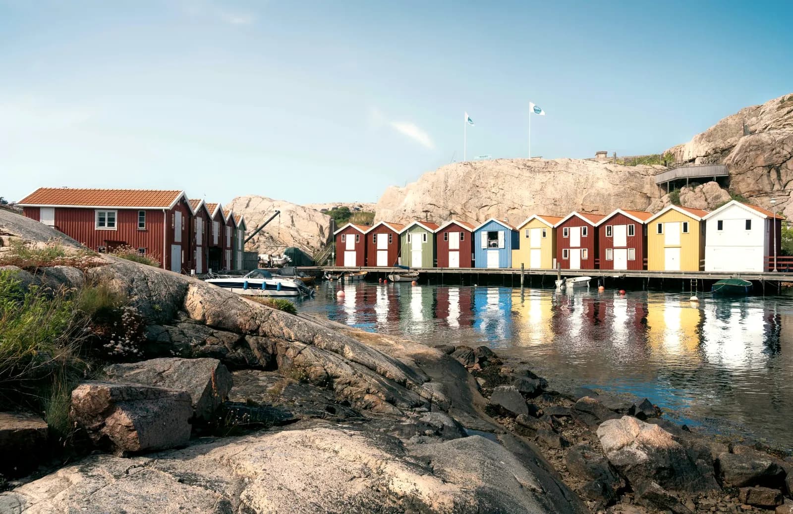 Sjöbodar vid vattenlinjen