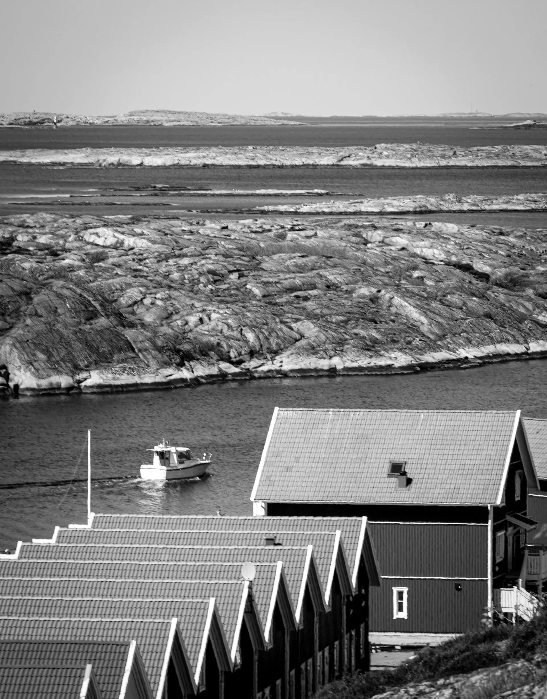 Hustak mot granitskär och vatten vid svenska kusten