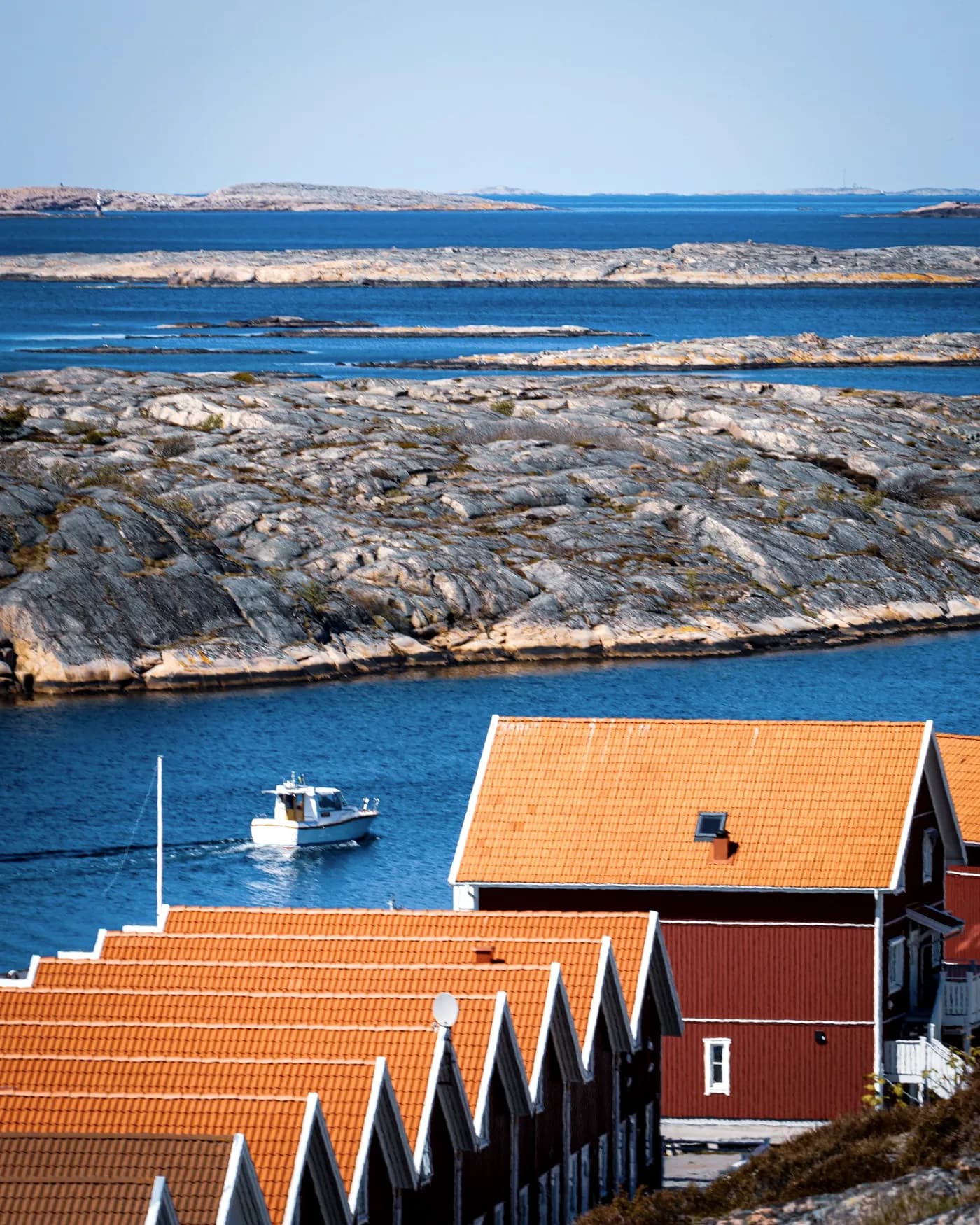 Hustak mot granitskär och vatten vid svenska kusten